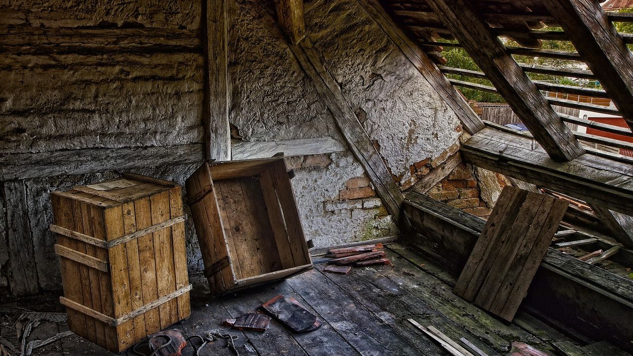 Alte Holzkisten auf einem verfallenen Dachboden