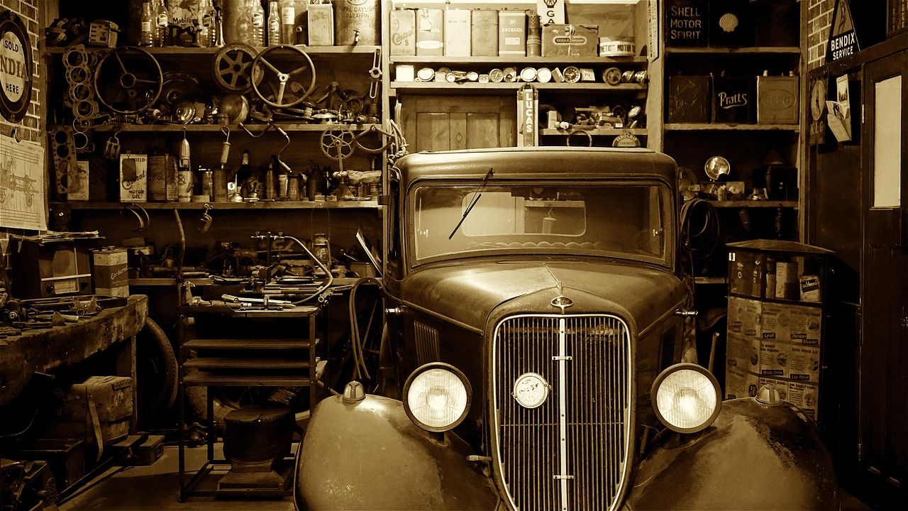 Oldtimer in einer alten Werkstatt