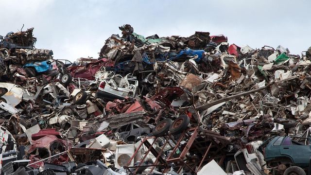 Haufen aus Altmetall und Schrott