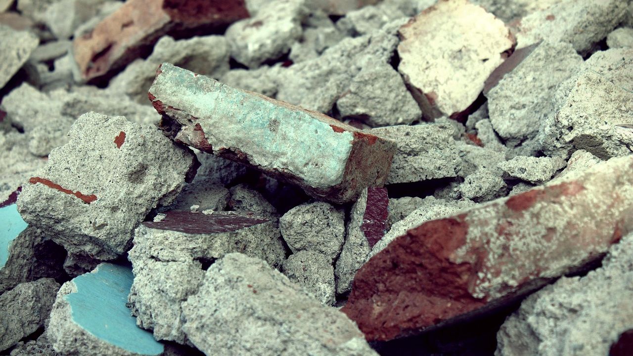 Bruchstücke von Ziegeln und Beton