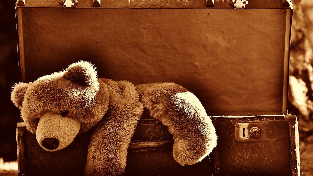 Alter Koffer mit Teddybär