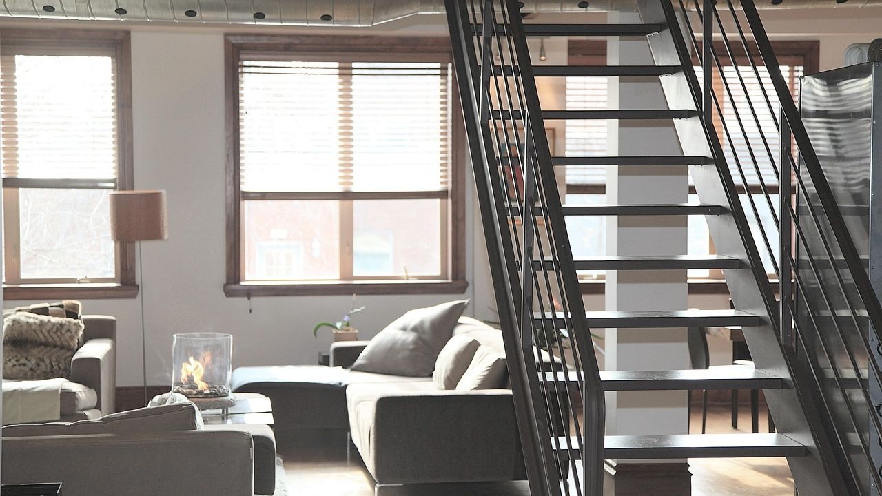 Leere, modern eingerichtete Wohnung mit Stiege