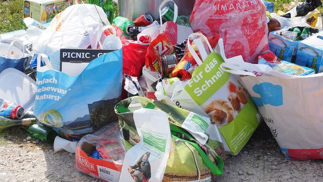 Haufen aus Müllsäcken und Verpackungen