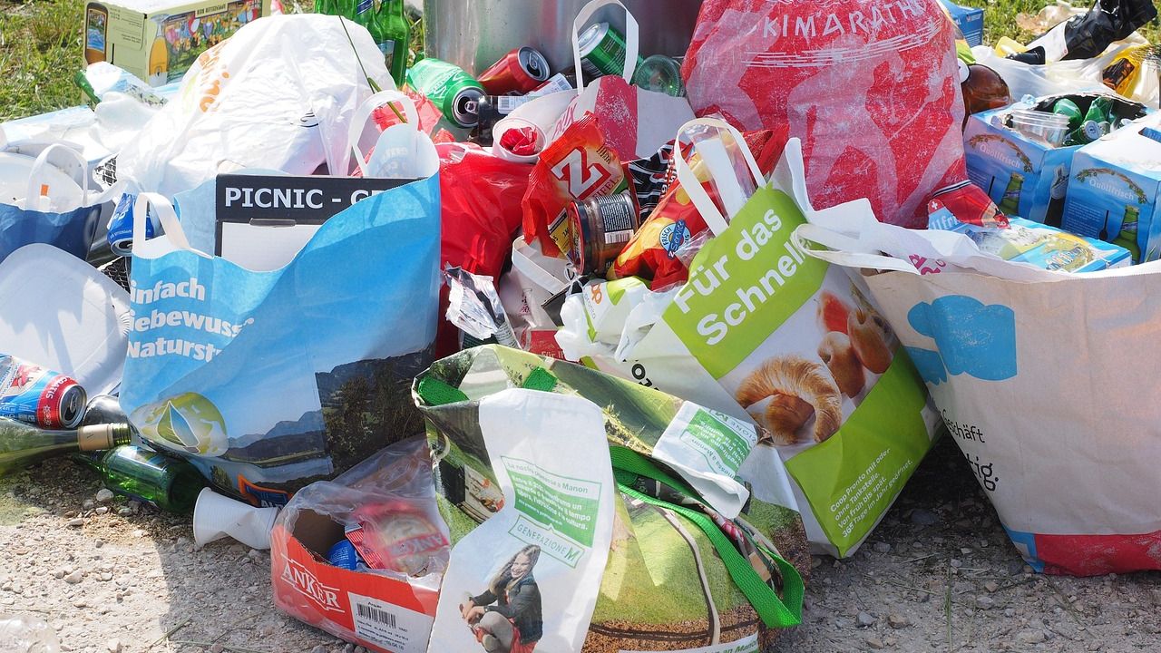 Haufen aus Müllsäcken und Verpackungen