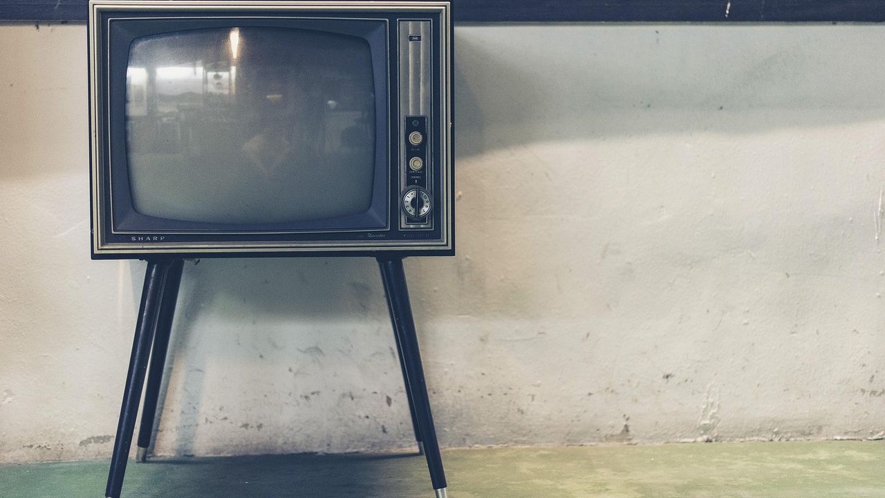 Alter Röhrenfernseher auf Füßen
