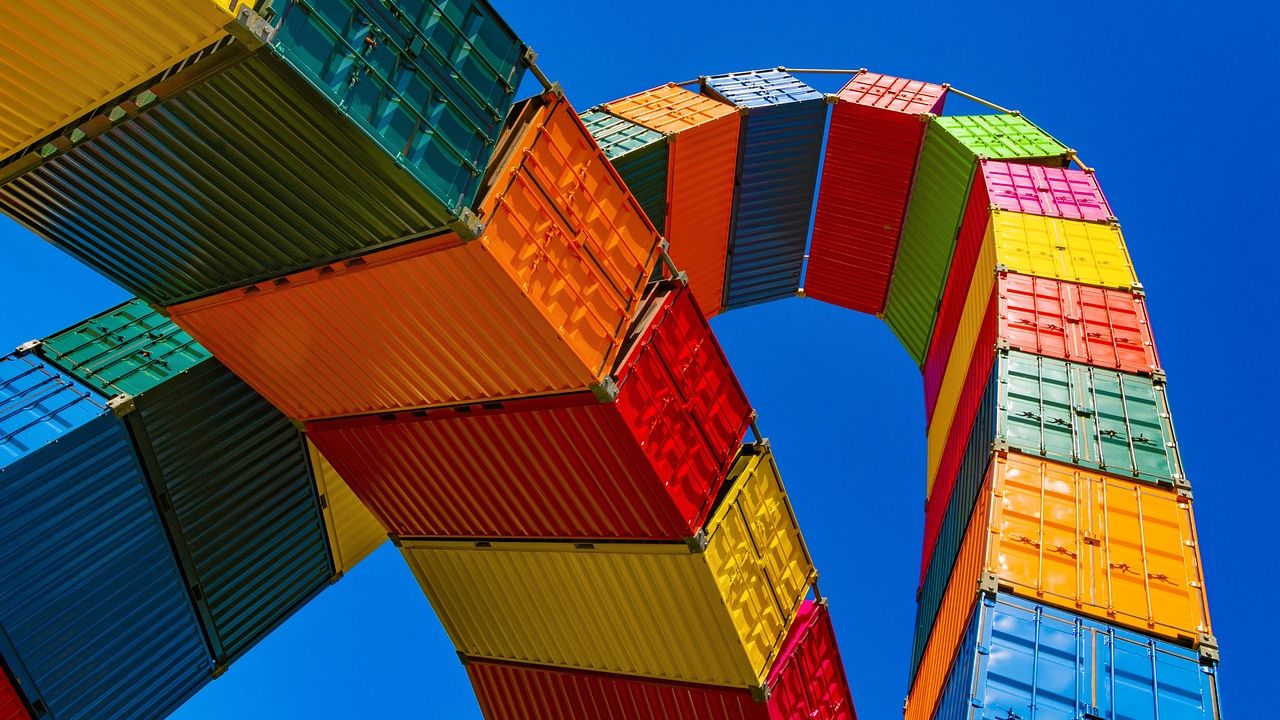 Bunte Frachtcontainer übereinander gestapelt