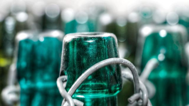 Leere grüne Glasflaschen mit Bügelverschluss