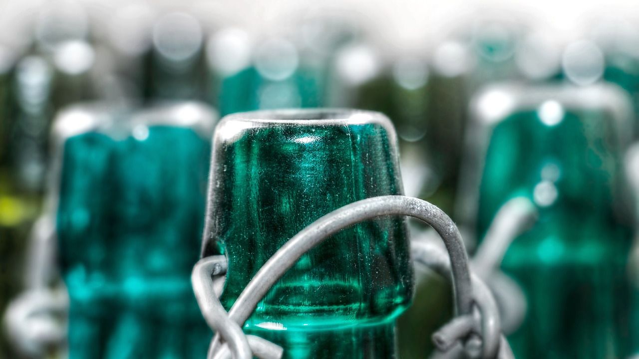 Leere grüne Glasflaschen mit Bügelverschluss