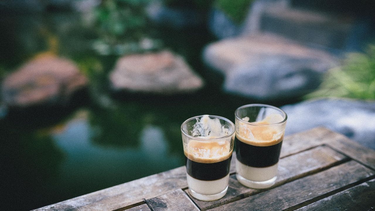 Zwei Espressogläser auf einem Balkontisch