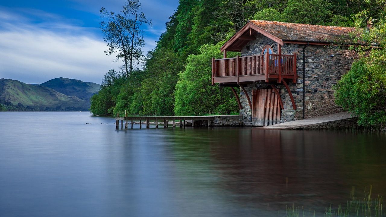 Haus mit Bootssteg an einem See