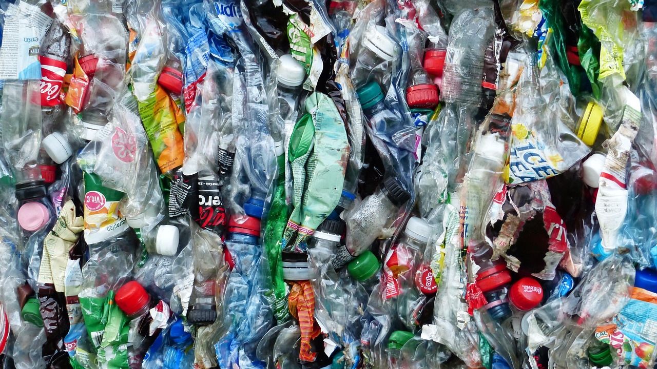 Gepresste Plastikflaschen in einem Ballen