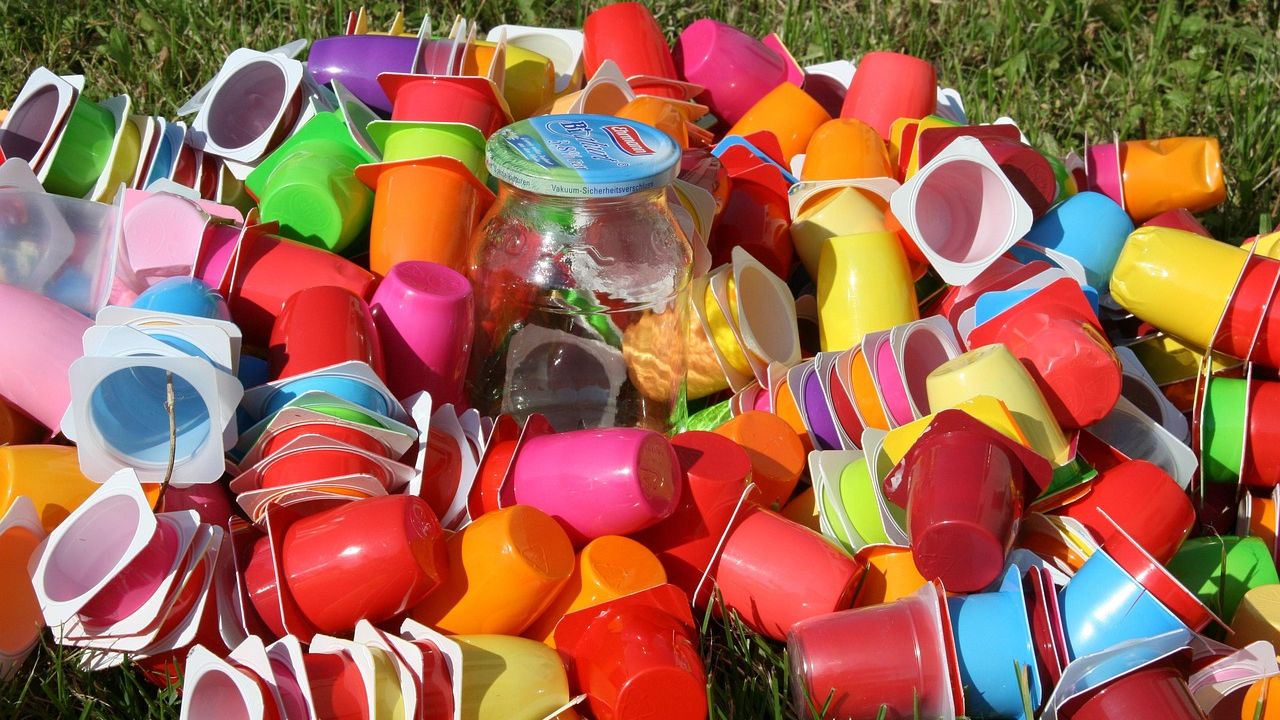 Bunte Plastikbecher und Verpackungsabfall