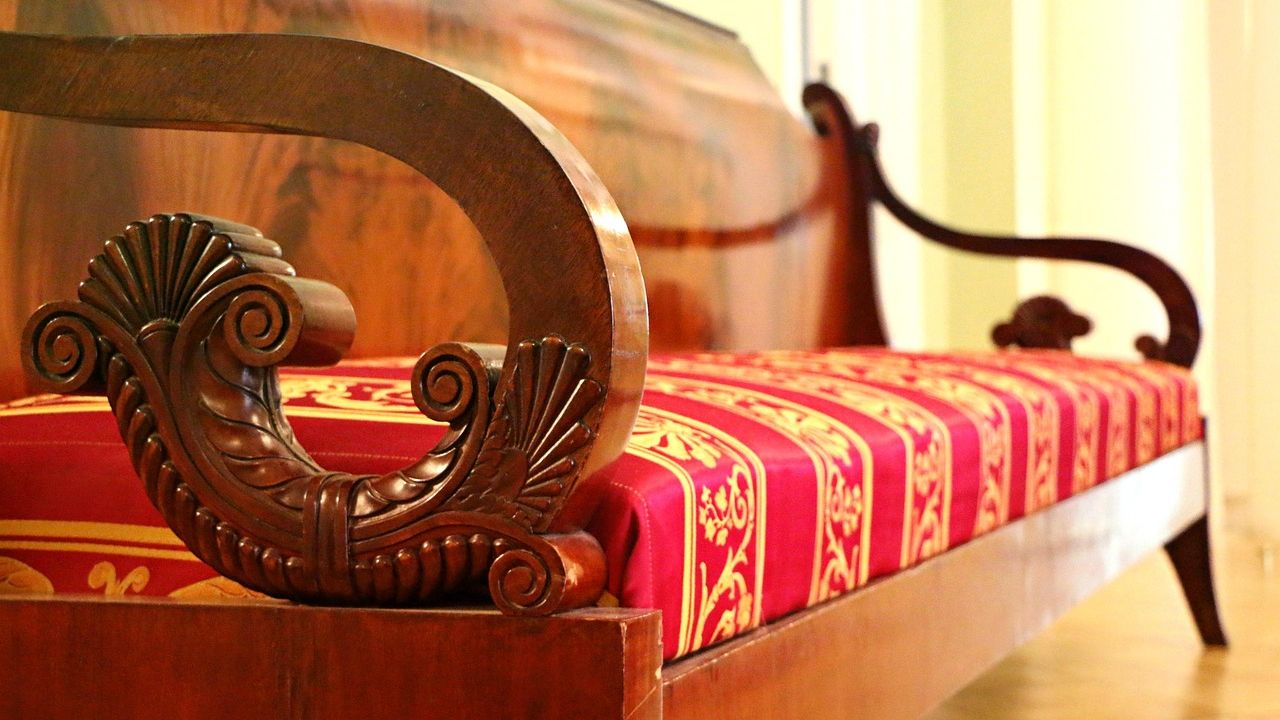 Altes Sofa mit gemustertem Bezug