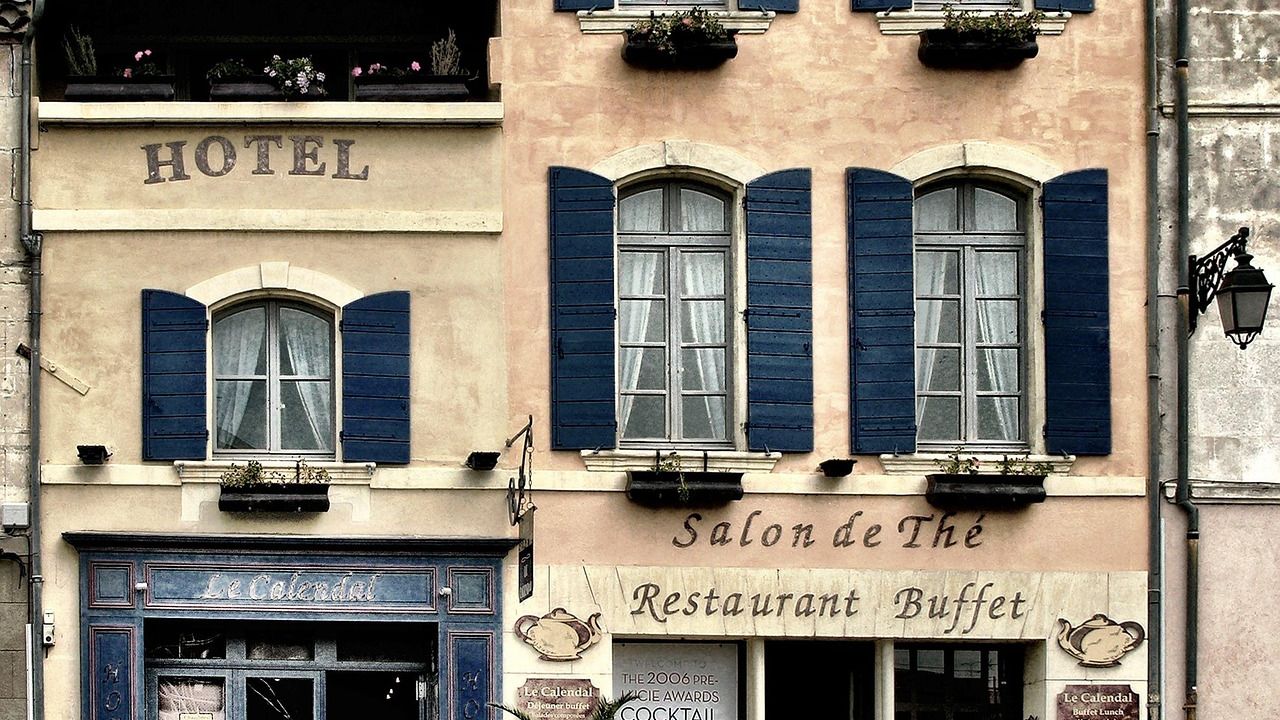 Fassade eines kleinen Hotels mit Café