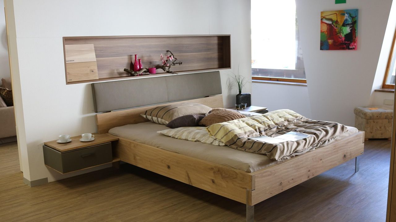 Hotelzimmer mit gemachtem Bett