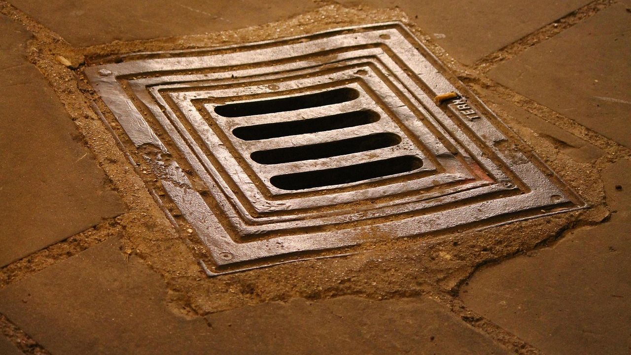 Gully in einem gepflasterten Weg
