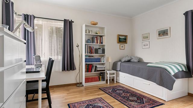 Aufgeräumtes helles Schlafzimmer