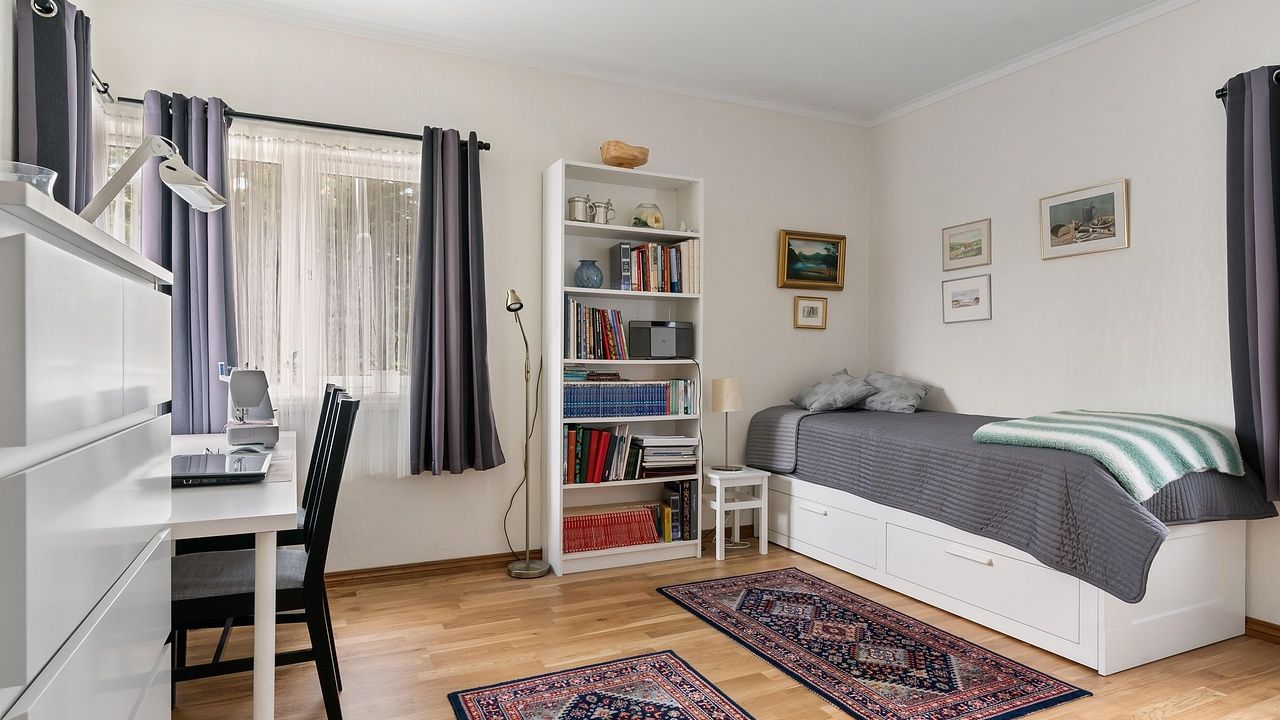 Aufgeräumtes helles Schlafzimmer