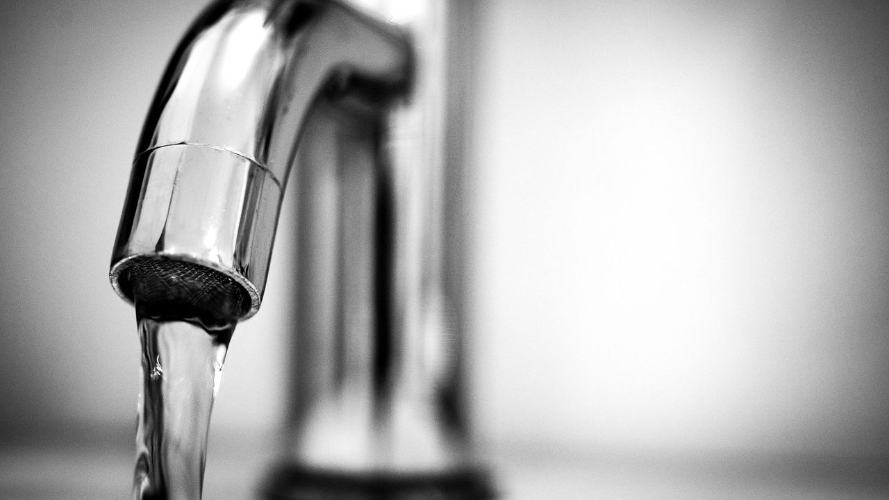 Tropfender Wasserhahn in Schwarz-Weiß
