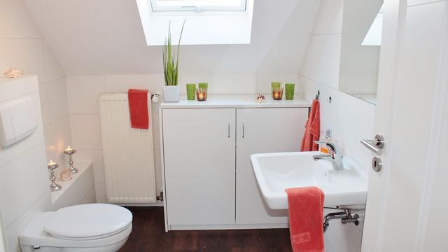 Helles Badezimmer mit Toilette und Waschbecken